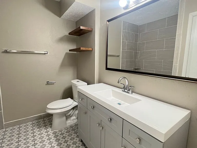 2410 Rolling Glen Dr — Photo 2
