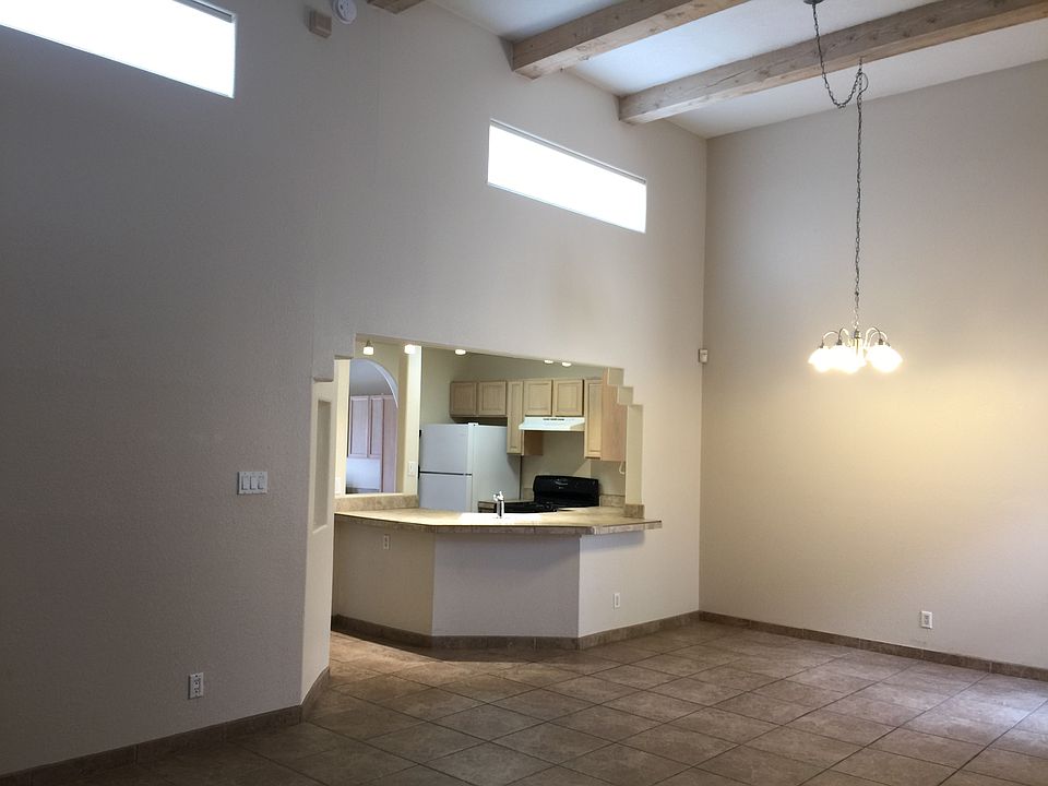1st image of 521 Ortiz Dr NE