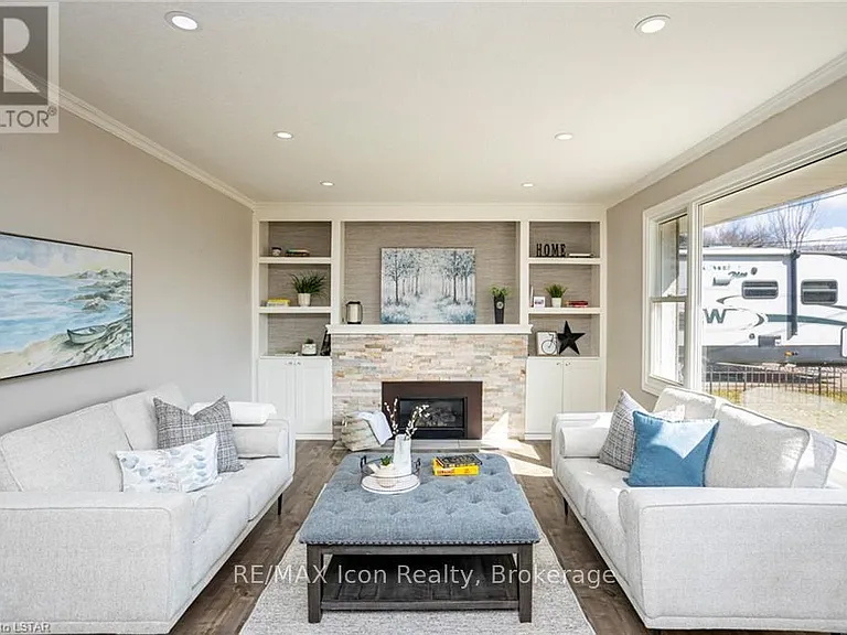 319 Ridgewood Cres S #MAIN — Photo 13