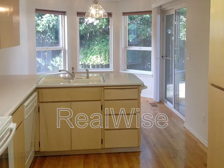 804 Corey Dr — Photo 9