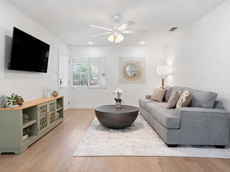 Living Room Picture 6