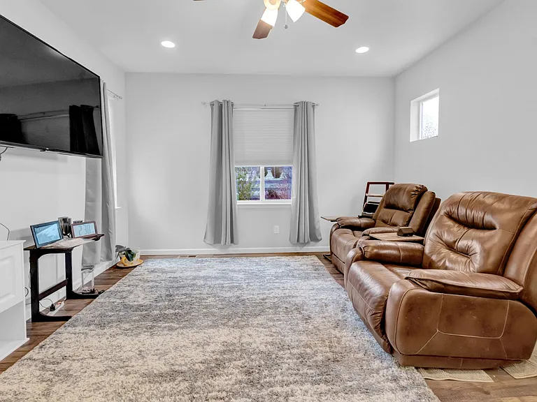 1086 McMurdo Cir — Photo 18