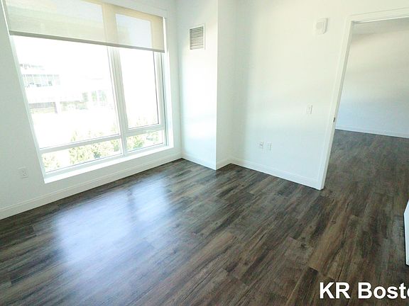 4th image of 145 Guest St #528