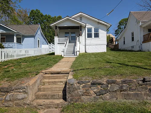 28 Woodrow Ave Photo 1