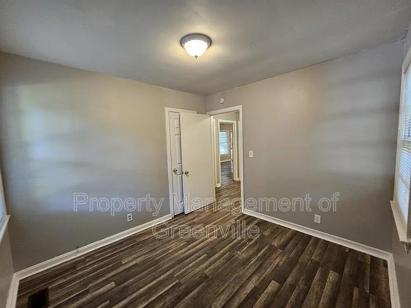 3 bed, 1.0 bath, 1118 sqft, $1,245 — Photo 4