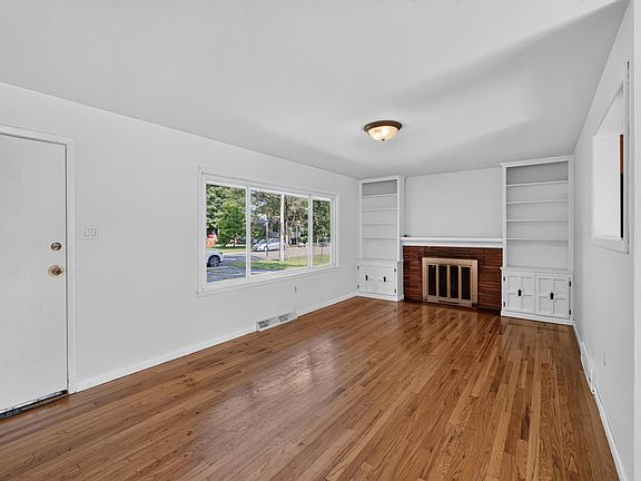 3rd image of 8 Dundee Dr