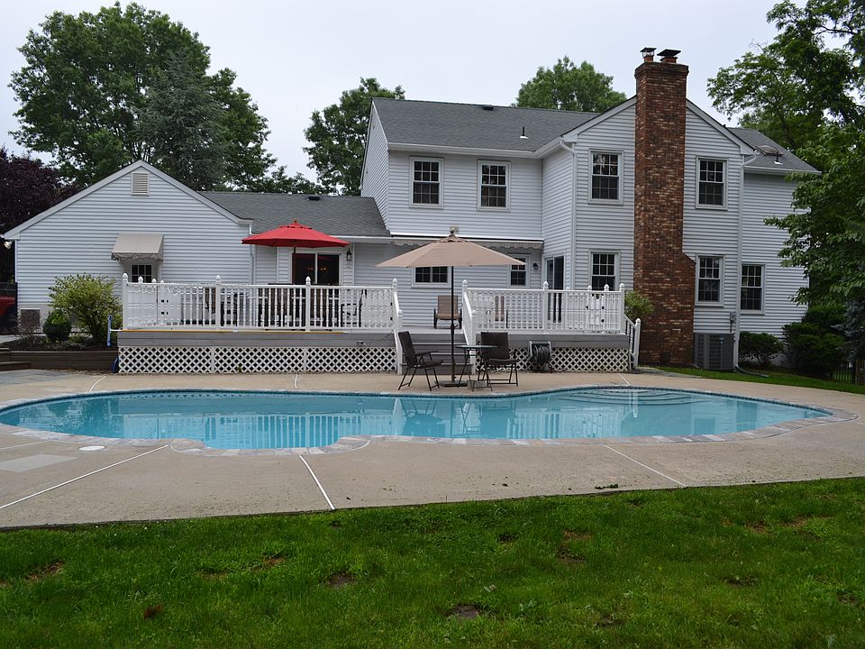1st image of 11 Quaker Rd