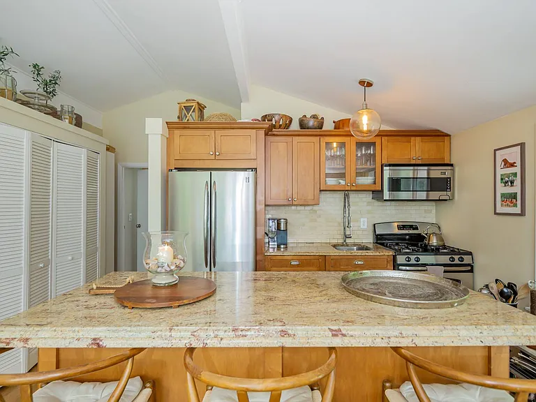 21 Hillover Rd E — Photo 8