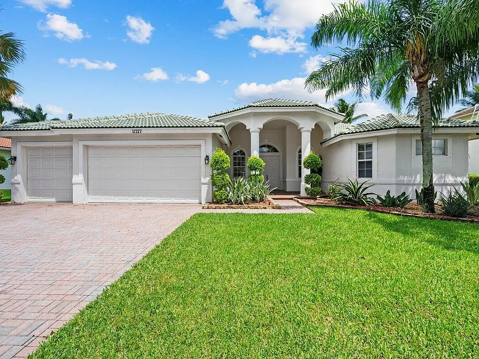 11727 Paradise Cove Ln