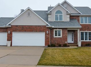 32 Greythorne Cir, Bloomington, IL