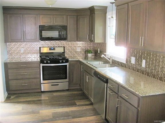 3rd image of 131 Pickford Ave