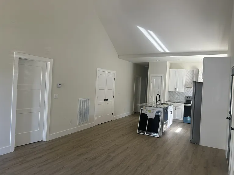 5902 Welworth Ave — Photo 4