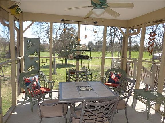 3rd image of 1029 N Sugartree Ln