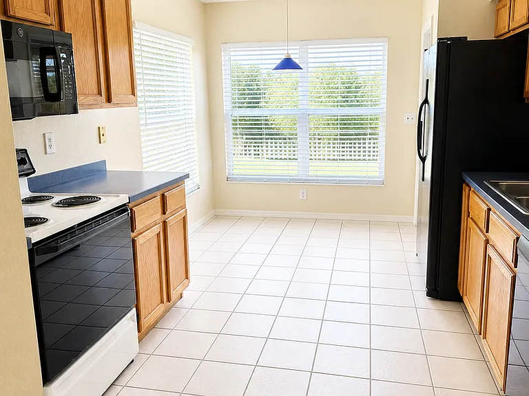 728 Burlwood St — Photo 2