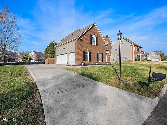 2nd image of 4611 French Lace Ln