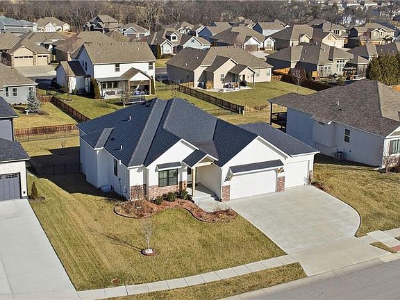 3rd image of 1121 SW Brookside Ct