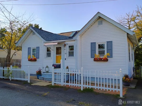 198 Hillcrest Ave, Laurence Harbor, NJ 08879