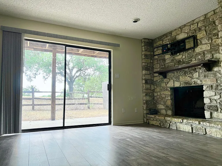 300 Lucy Ln — Photo 4
