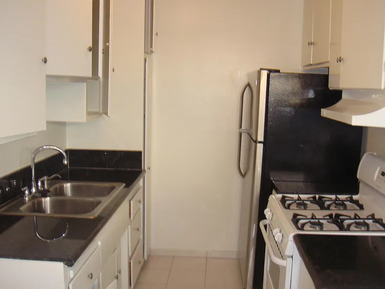 1444 Barry Ave #2 — Photo 7