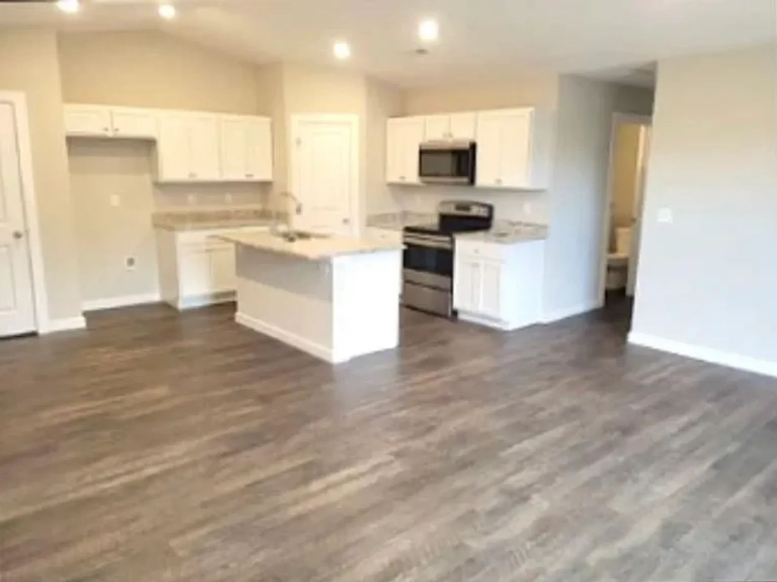 3 bed, 1180 sqft, $1,550 — Photo 1