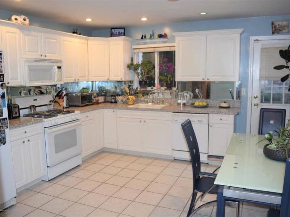 2nd image of 433 Quintard St