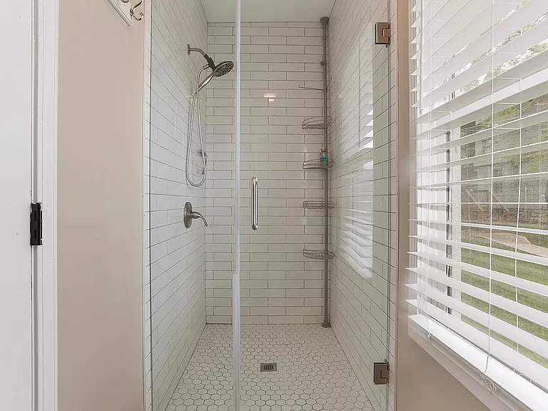 404 E 41st St — Photo 10