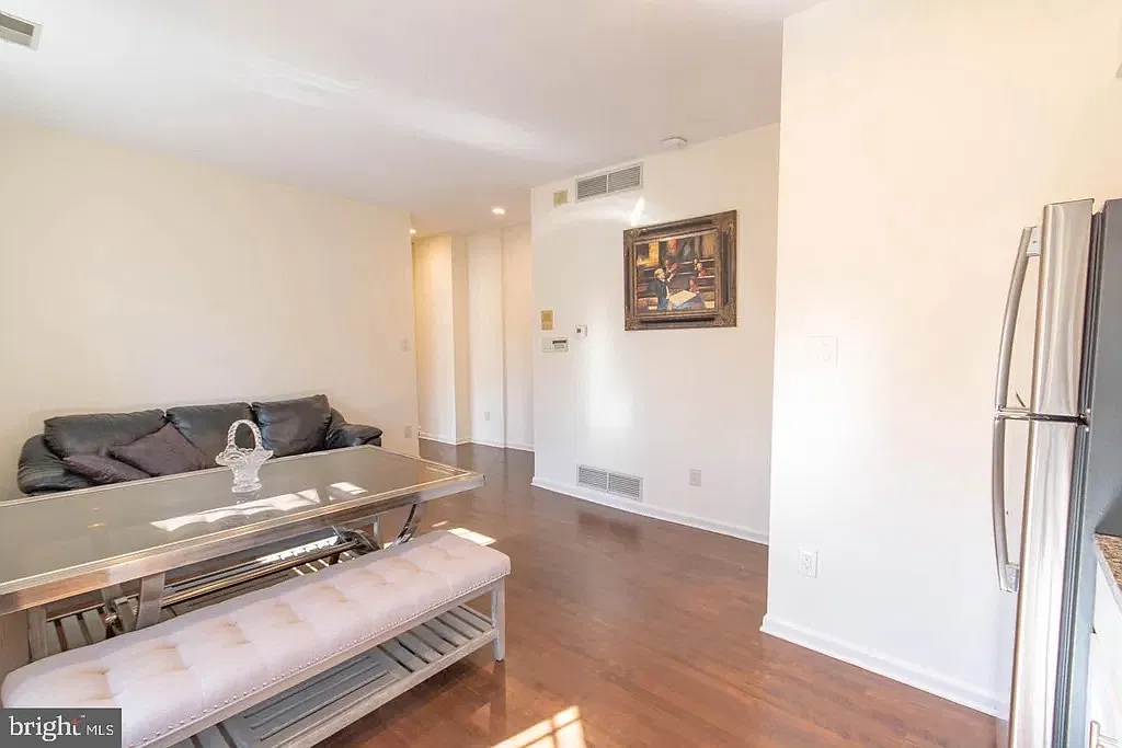 2 bed, 950 sqft, $1,800 — Photo 3