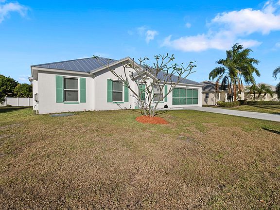 3rd image of 643 SW Hillsboro Cir