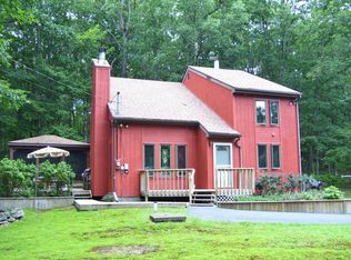 247 Fawn Lake Dr, Hawley, PA 18428