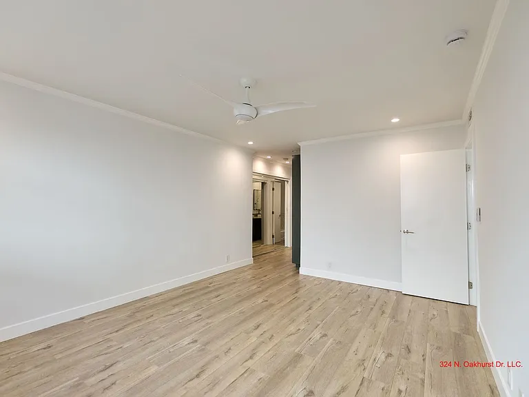 324 N Oakhurst Dr — Photo 15