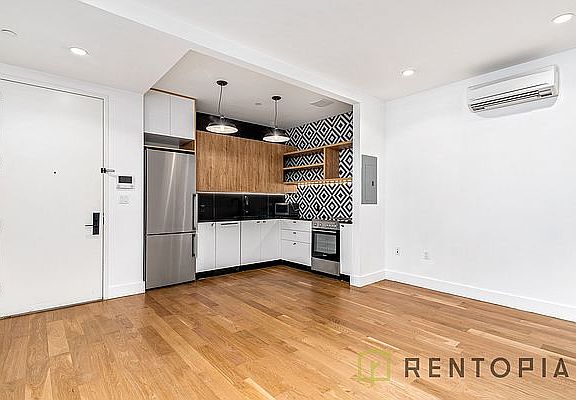 3rd image of 961 Willoughby Ave APT 4F