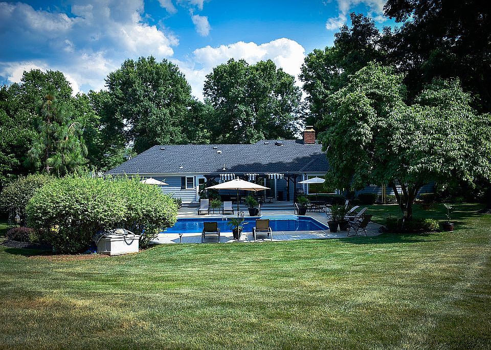 1st image of 13 Carriage Hill Dr