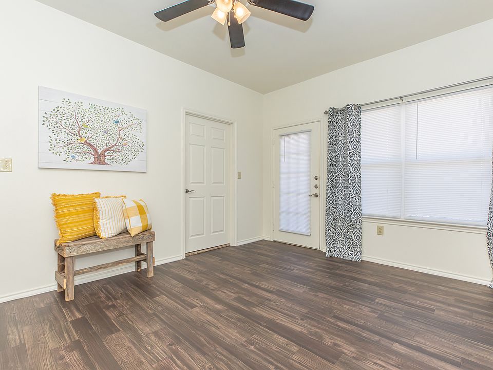 Inviting Living Room at Arbor Pines