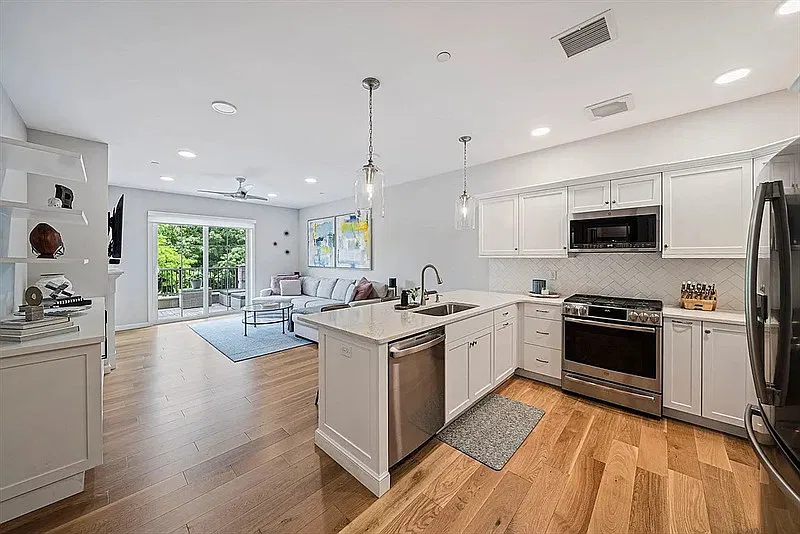 1 bed, 1.0 bath, 1099 sqft, $1,950 — Photo 2