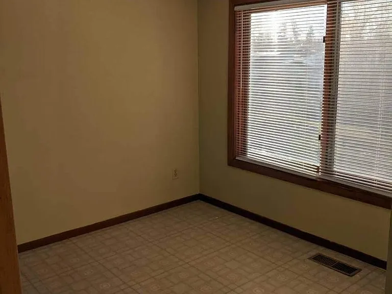 823 Doberman Ct SE — Photo 8