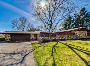 5 S Highview Cir, Hawthorn Woods, IL 60047