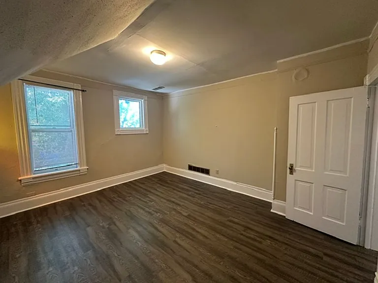 $1395 2 BR, 1 BA Upper Flat in an 1800's Victorian Home - 1704 E Bradford — Photo 12