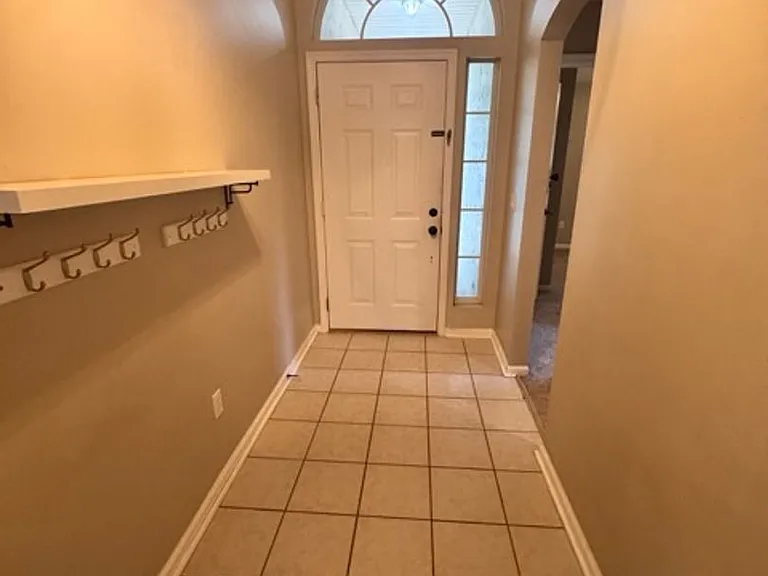 109 Hawthorn Hedge Ln — Photo 2