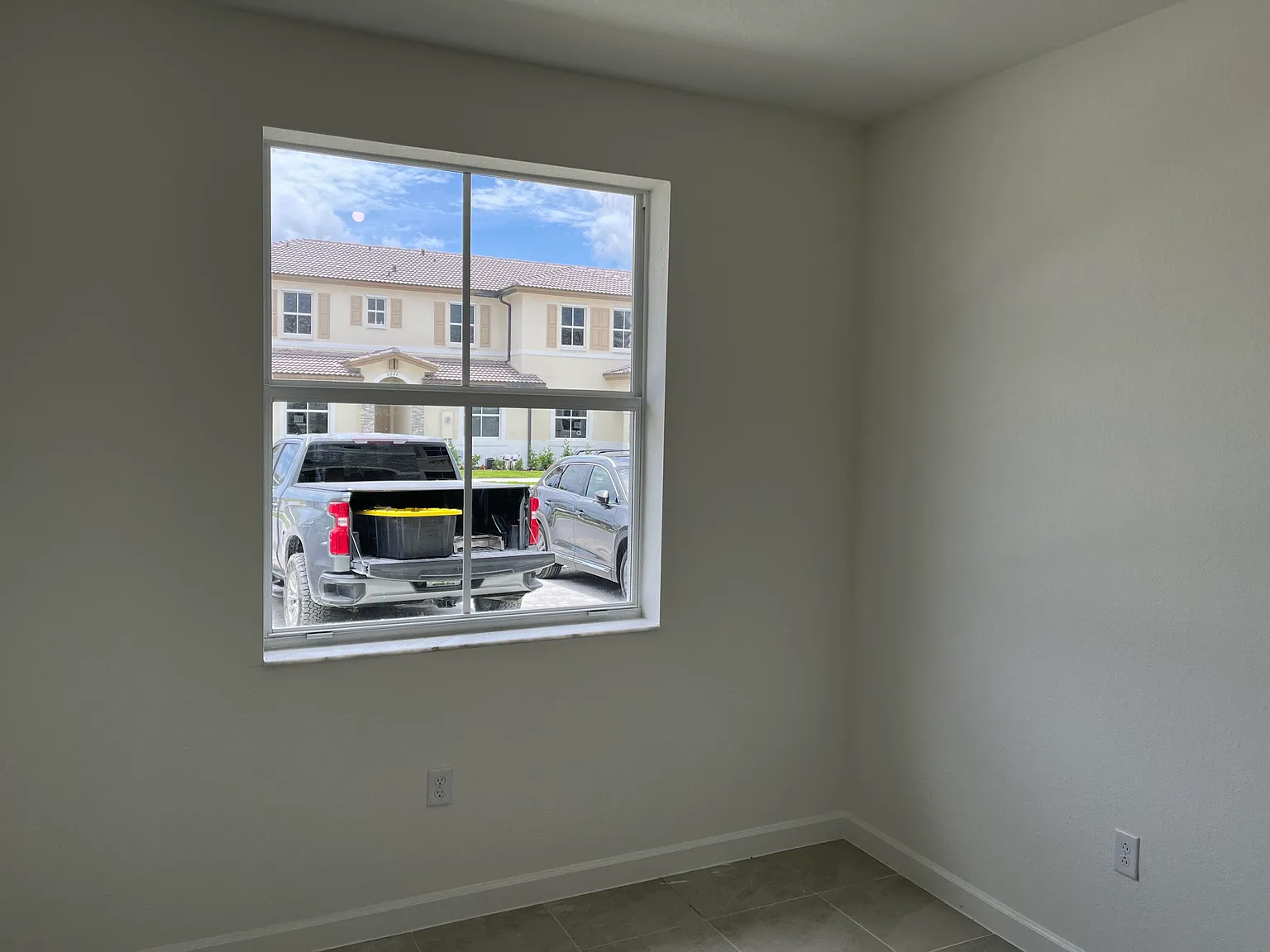 3 bed, 3.0 bath, 1328 sqft, $2,500 — Photo 3