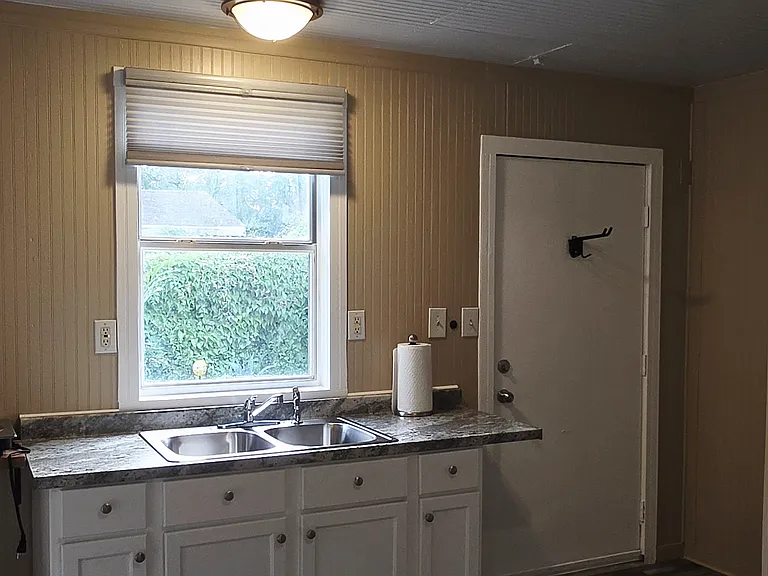 323 Ohio Ave #B — Photo 6