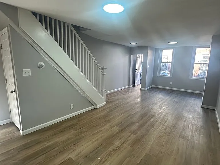 2210 Greenwich St — Photo 4
