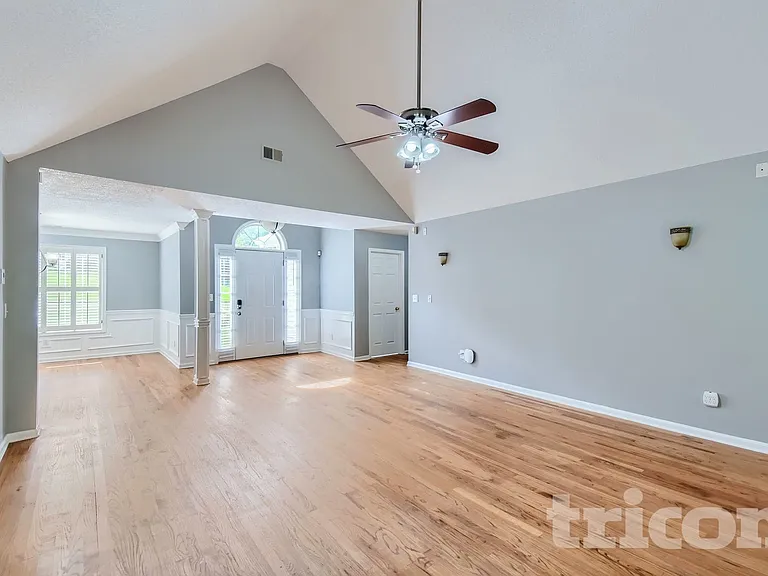 390 River Point Dr — Photo 4