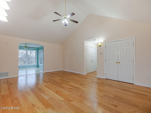 5th image of 149 W Woodlake Cir