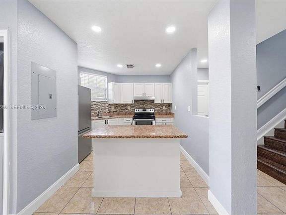 3rd image of 902 SW 8th Pl #1