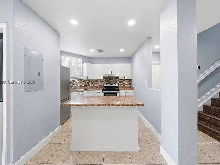 902 SW 8th Pl #1 — Photo 3