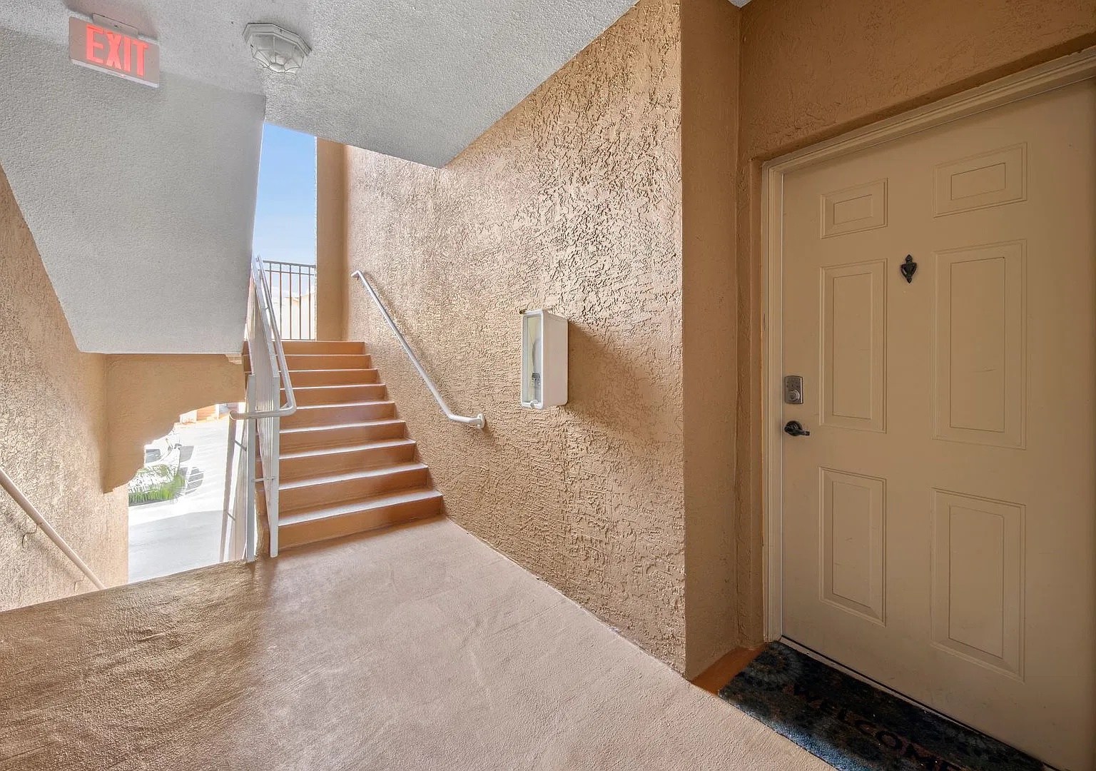 2/2 Condo In Beachwalk -Fully Furnished Seasonal Rental — Photo 2
