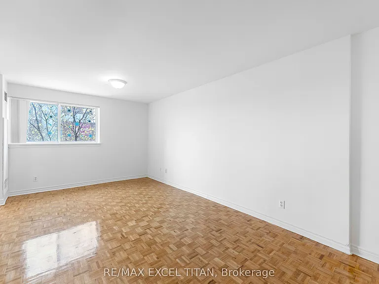 1407 Dupont St #409 — Photo 2
