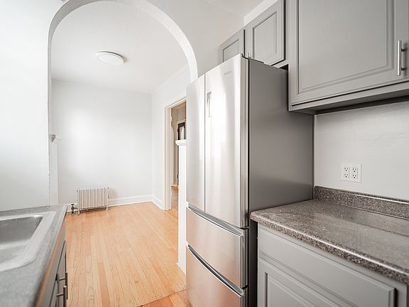 3rd image of 4332.5 N Hermitage Ave #W1