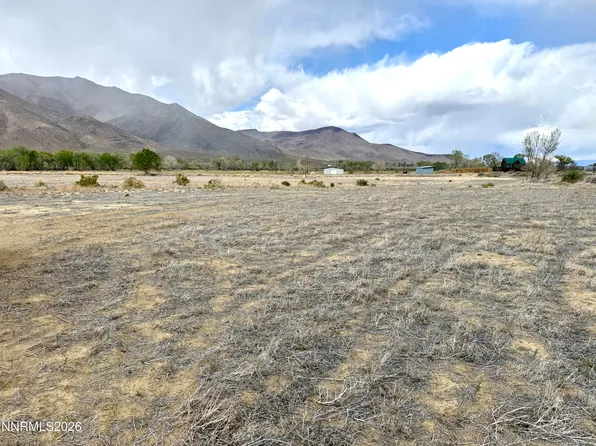 8 Rockland Dr, Yerington, NV 89447