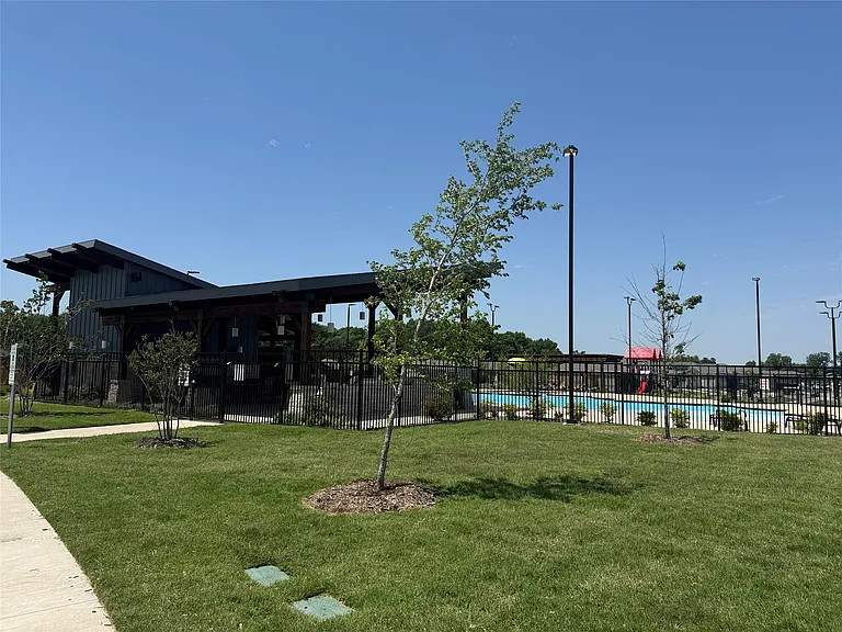 6533 Middlebury Dr — Photo 25